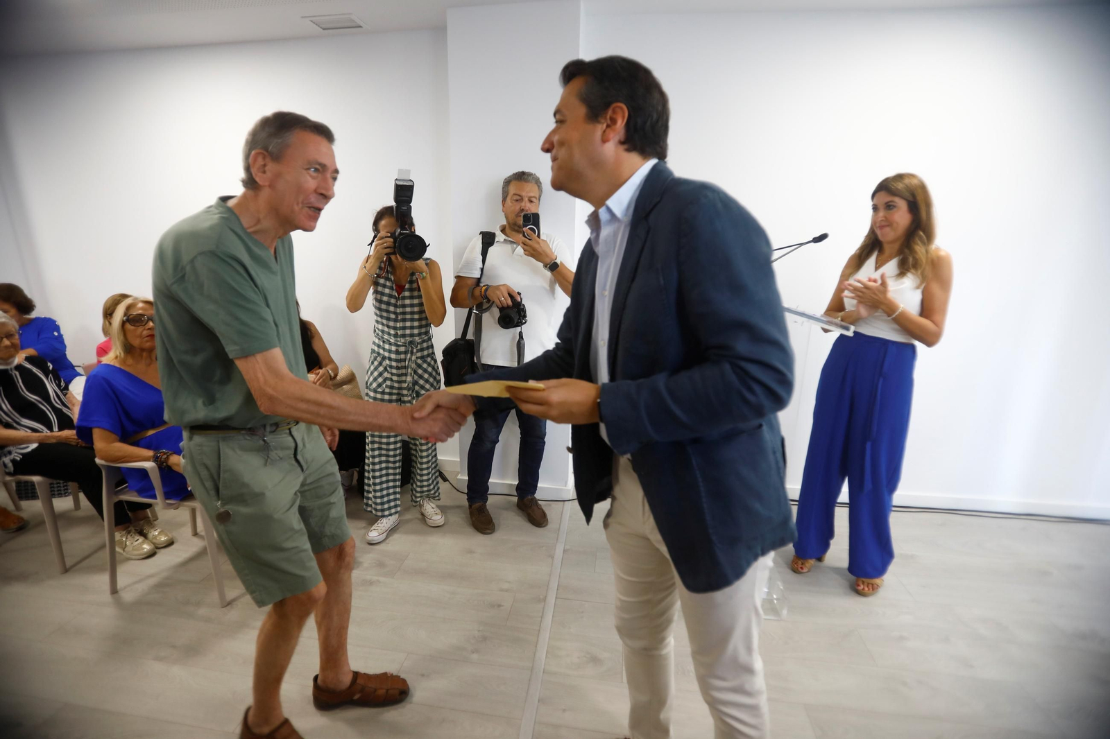 La entrega de las viviendas de la calle Don Rodrigo de Córdoba a 23 personas mayores, en imágenes