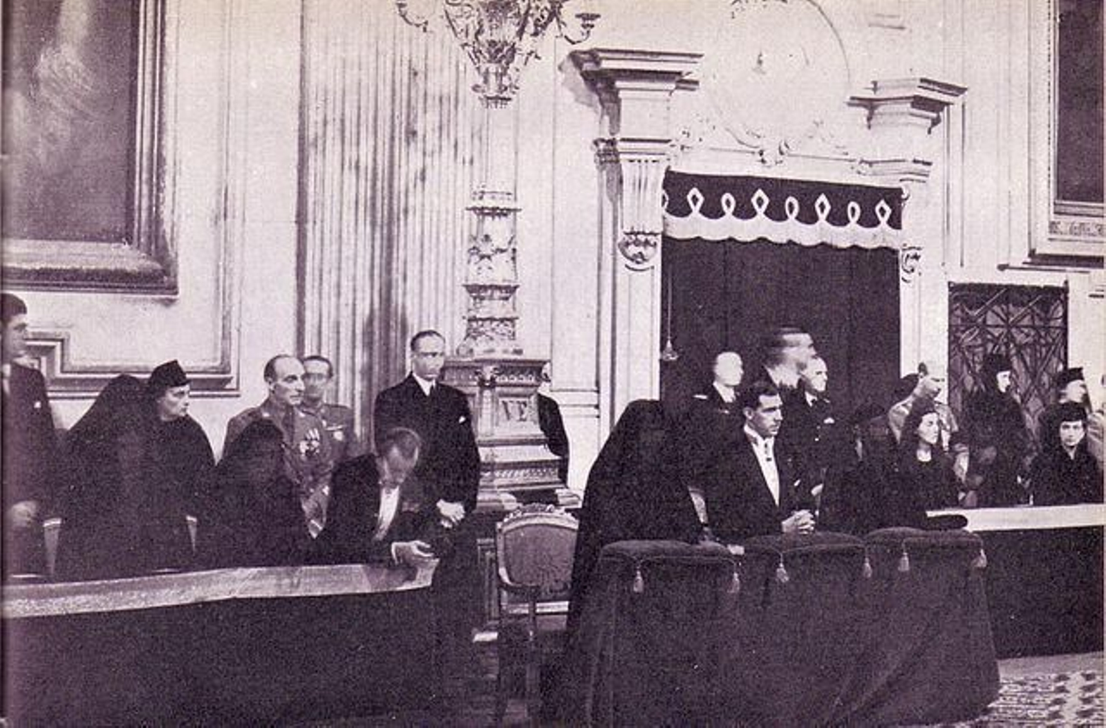 Sepelio por Alfonso XIII en la iglesia de Montserrat de Roma, en primer término los hijos del monarca y la viuda, Victoria Eugenia