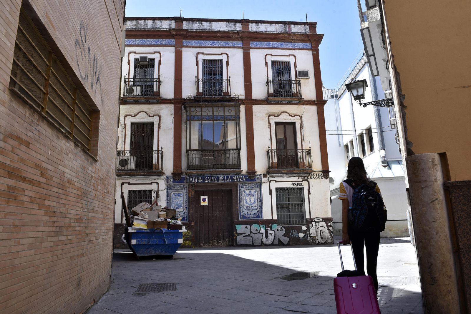 Una mujer pasa por la entrada principal del inmueble, enclavado en las calles Goyoneta y Buiza y Mensaque.