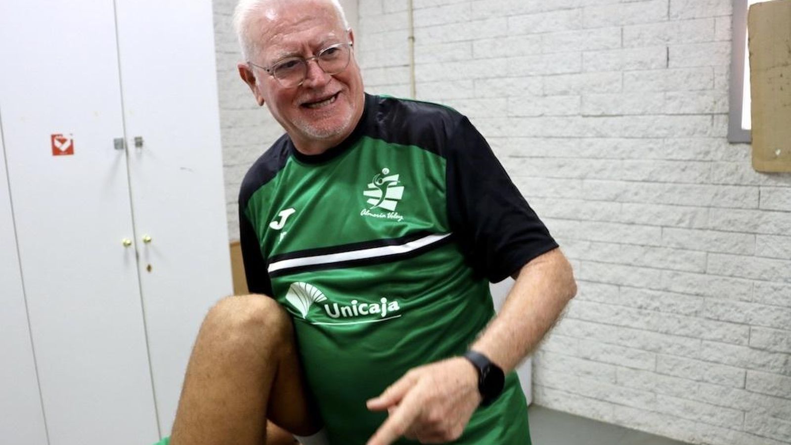 El doctor José García atendiendo a un jugador en la sala médica del conjunto ahorrador.