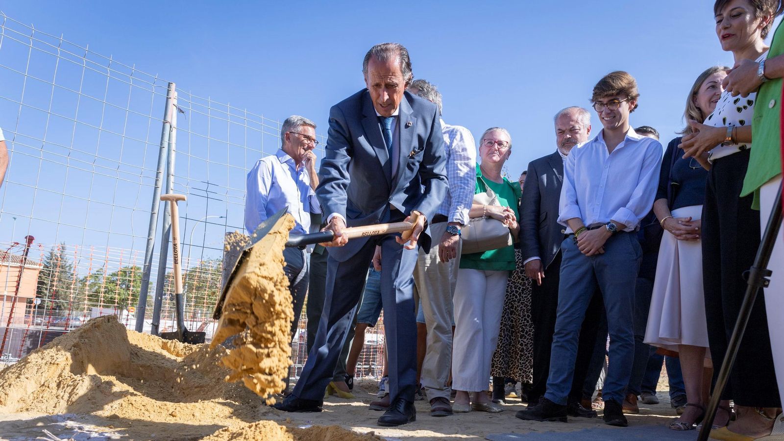 Reciente primera piedra de una promoción de viviendas protegidas con la presencia del alcalde y de la ministra de Vivienda, entre otras autoridades.
