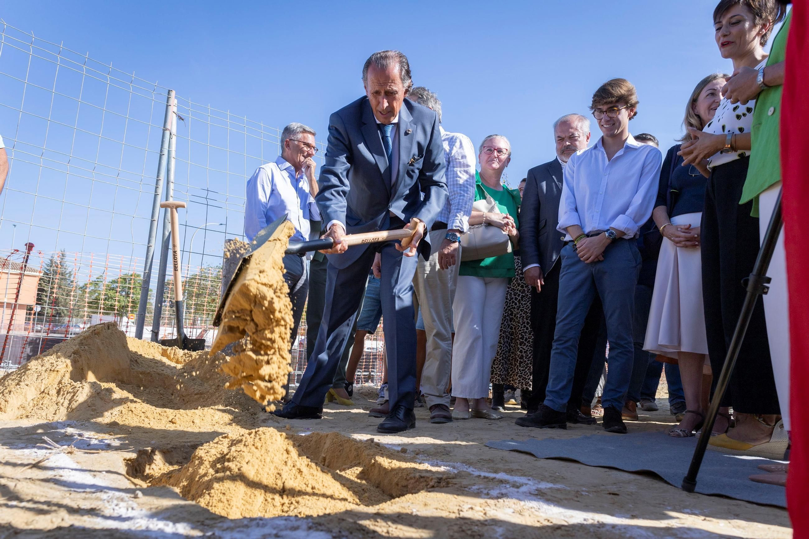 Reciente primera piedra de una promoción de viviendas protegidas con la presencia del alcalde y de la ministra de Vivienda, entre otras autoridades