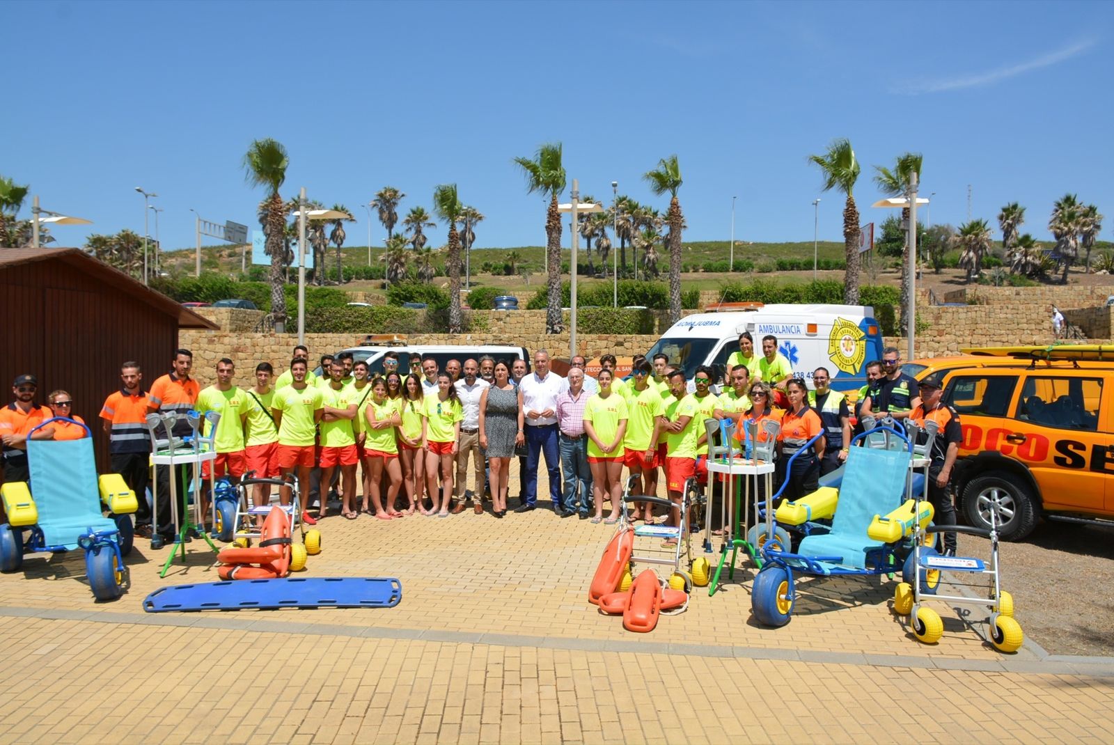 El personal y el material para el servicio de vigilancia y socorrismo de playas en San Roque, ayer en la playa de Torreguadiaro.