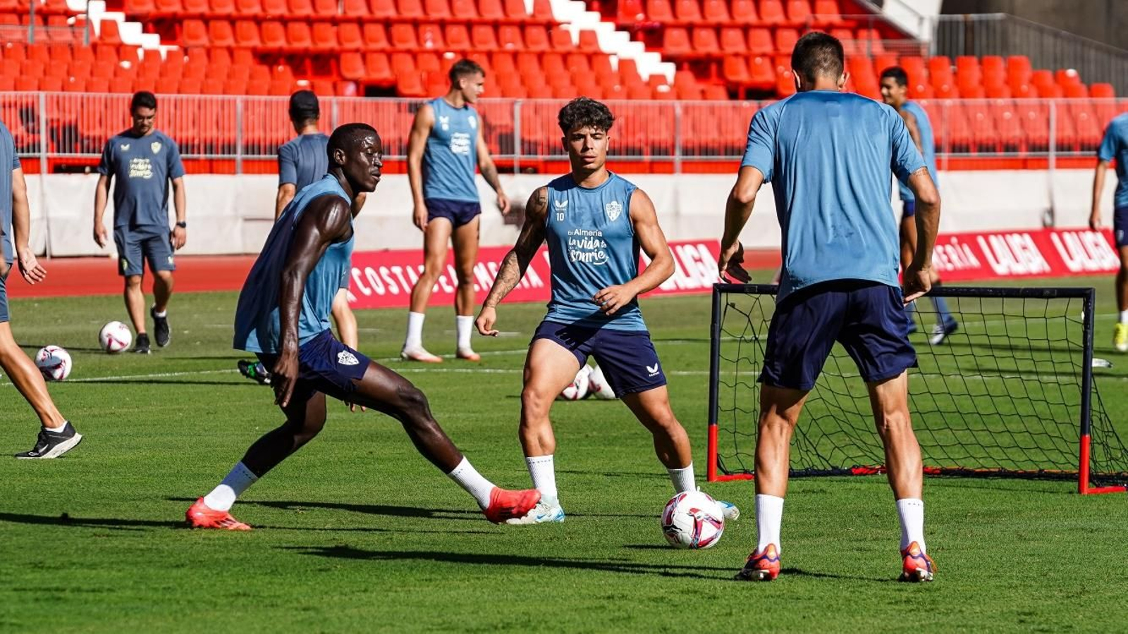 Los futbolistas rojiblancos se entrenan en la última sesión de la semana. Los futbolistas rojiblancos se entrenan en la última sesión de la semana.