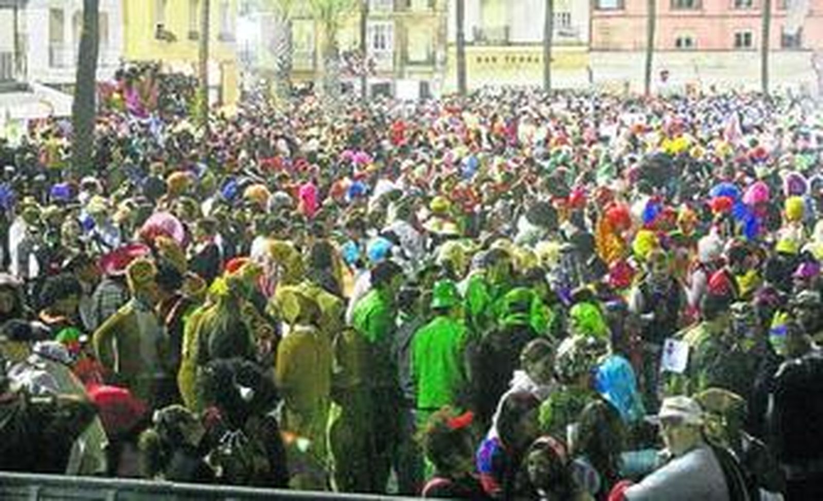Cientos de personas celebran la noche de sábado del Carnaval en la plaza de la Catedral.