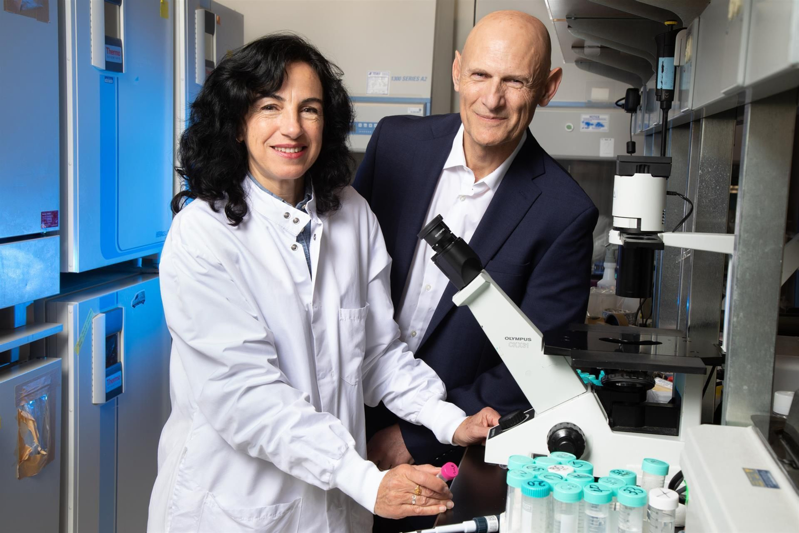 La investigadora Concepción Rodríguez y el investigador Juan Carlos Izpisúa, del Instituto Salk.