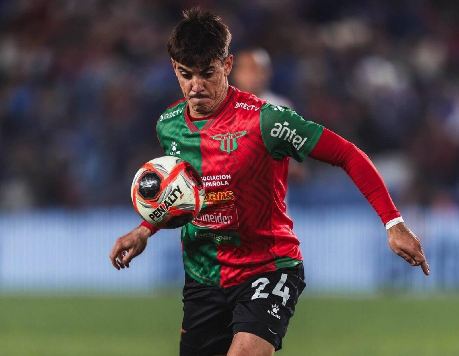 El futbolista uruguayo controla un balón durante un encuentro de su etapa en el Boston River