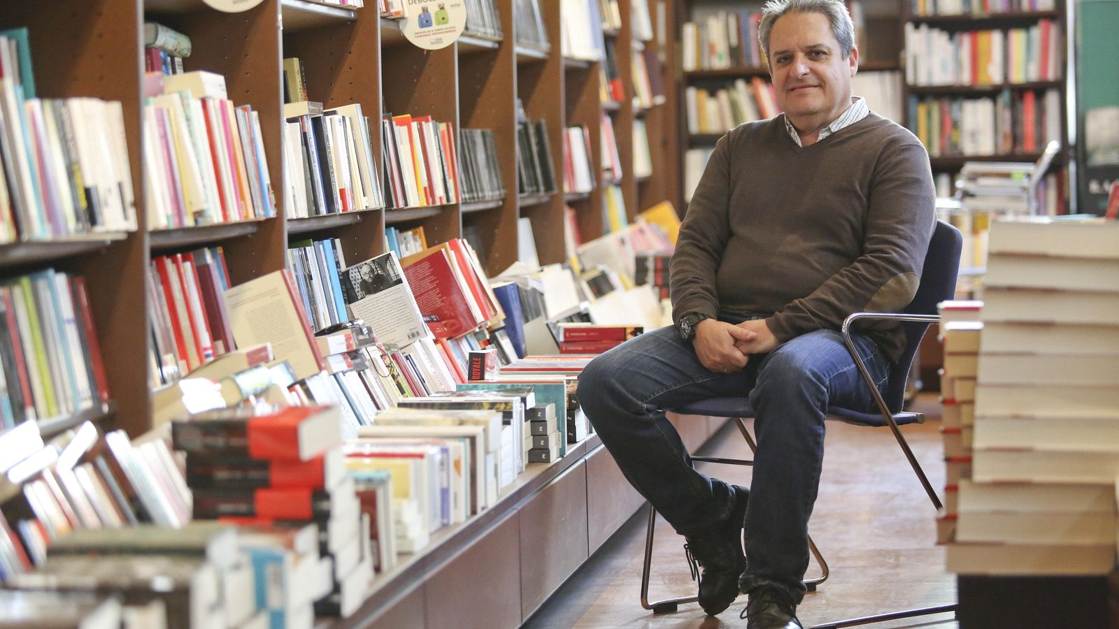 Jesús Otaola, en su librería.