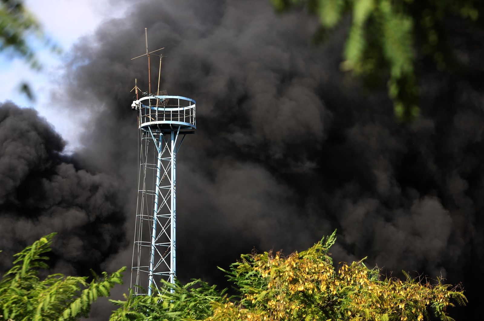 Imágenes del incendio en las instalaciones de Hierros España