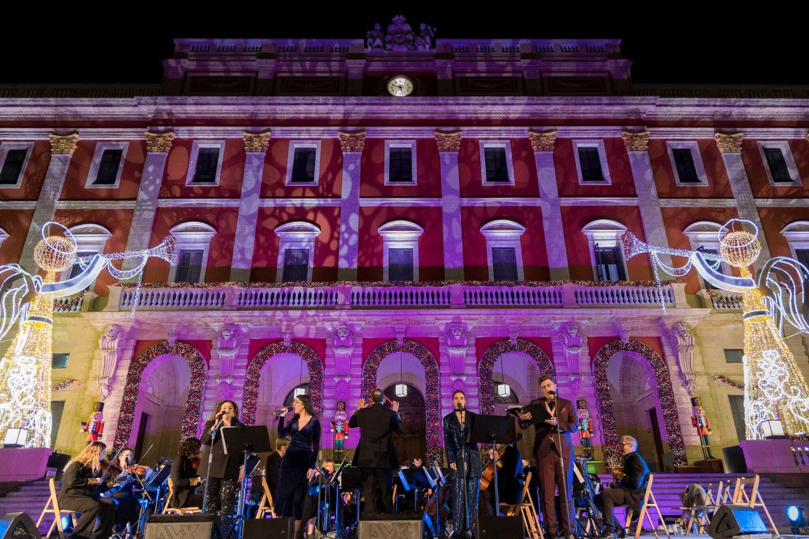 Las imágenes del concierto navideño de The Playbillers en la plaza del Rey de San Fernando