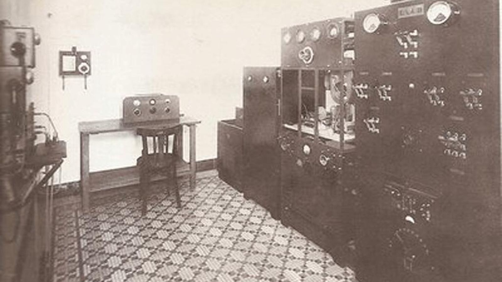 Una emisora tipo EAJ de 1933.