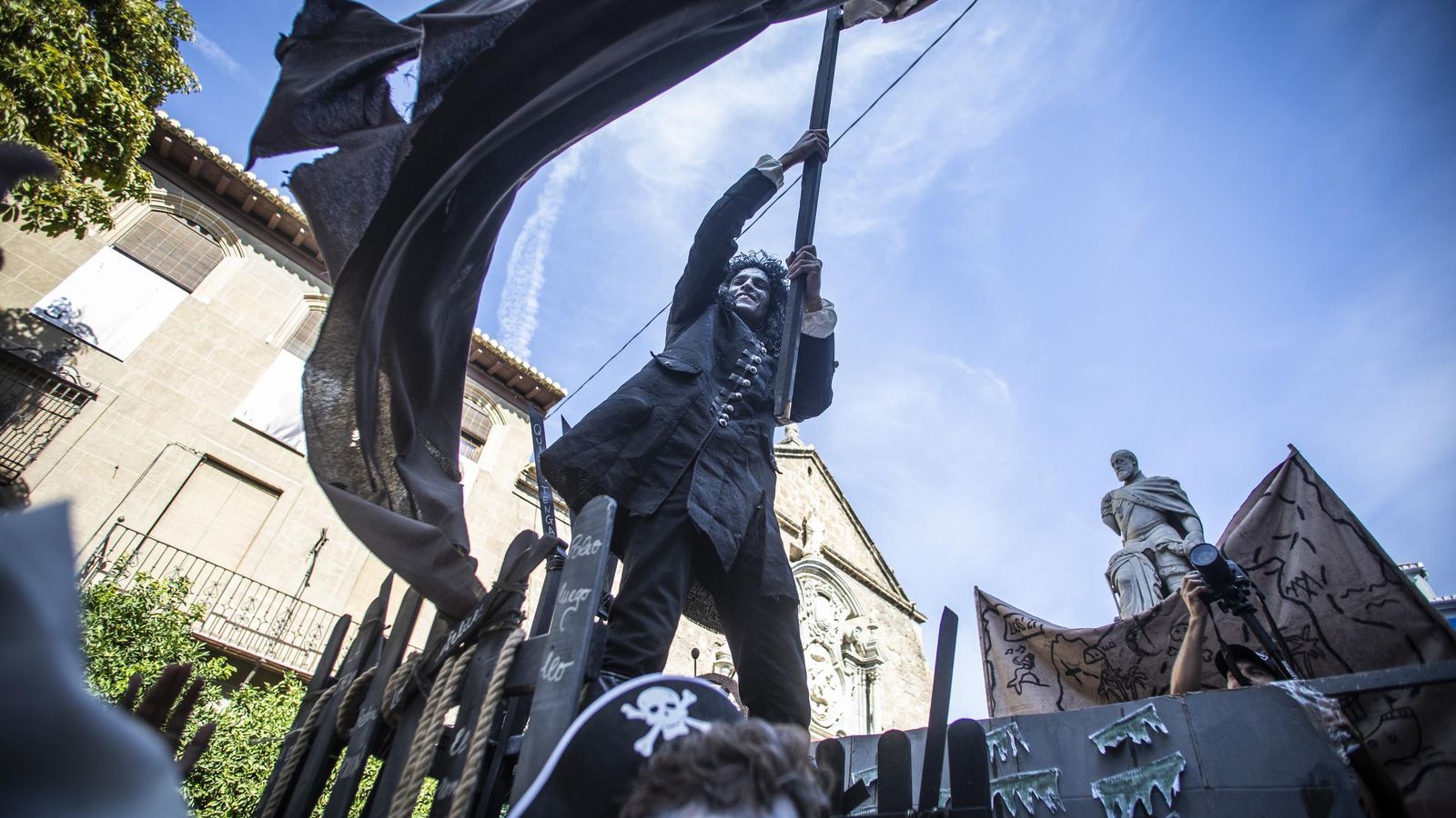 Salazar ondea la bandera pirata.