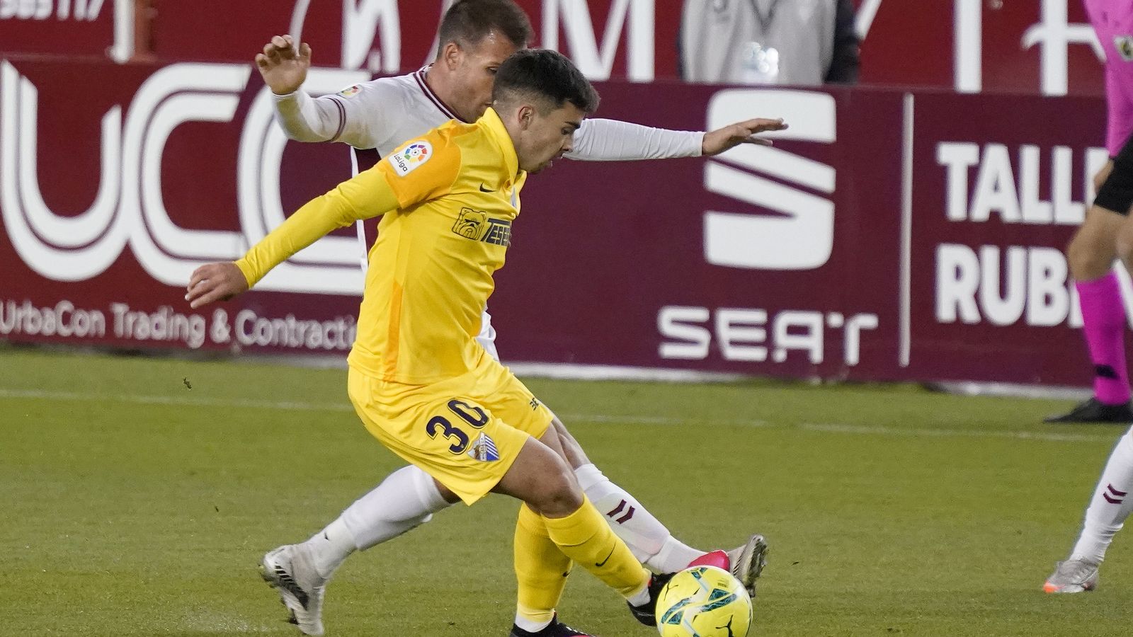 Ramón gambetea a Ortuño.