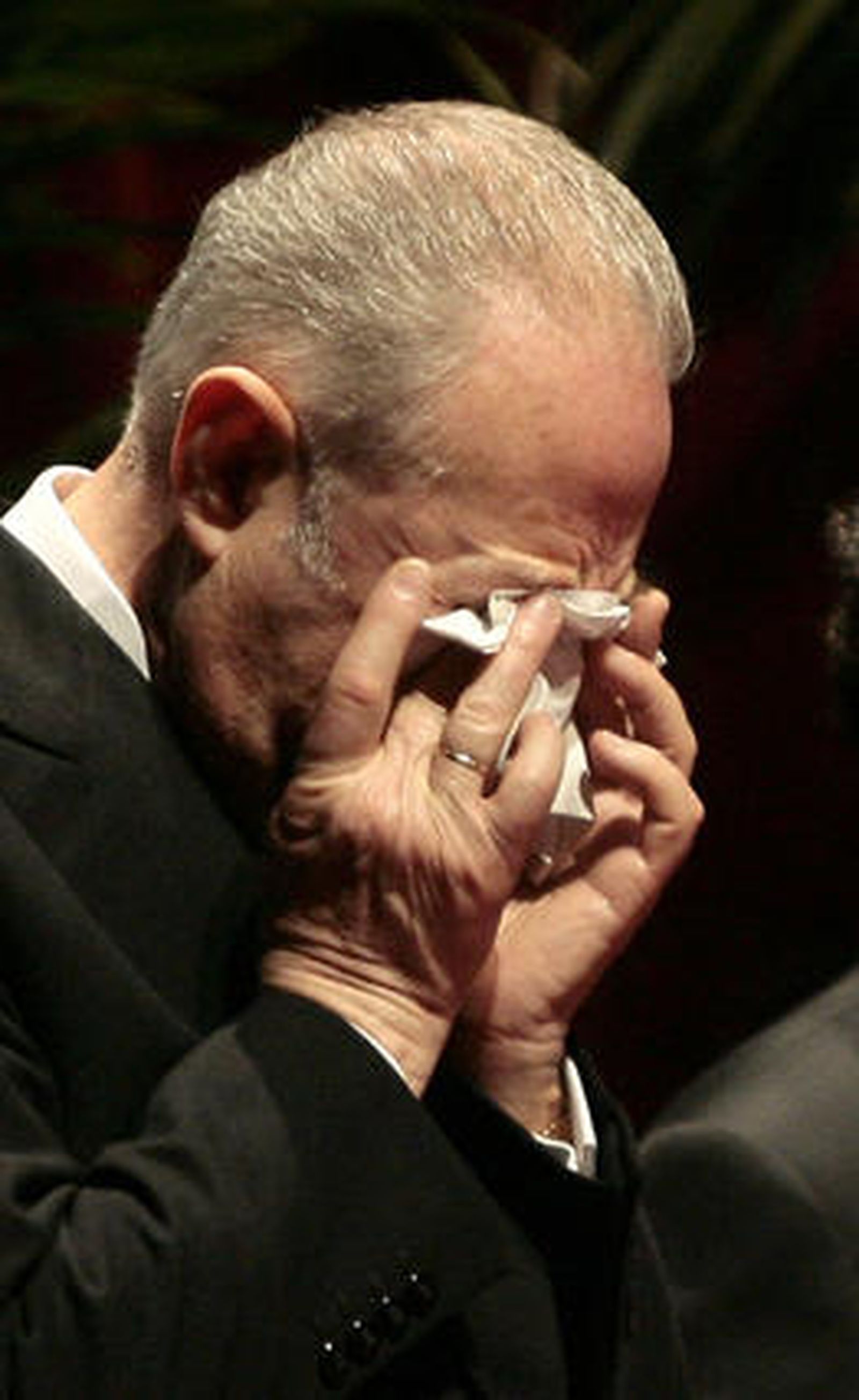 Cano-Romero llora durante el aplauso del público.

Foto: Juan Carlos Munoz