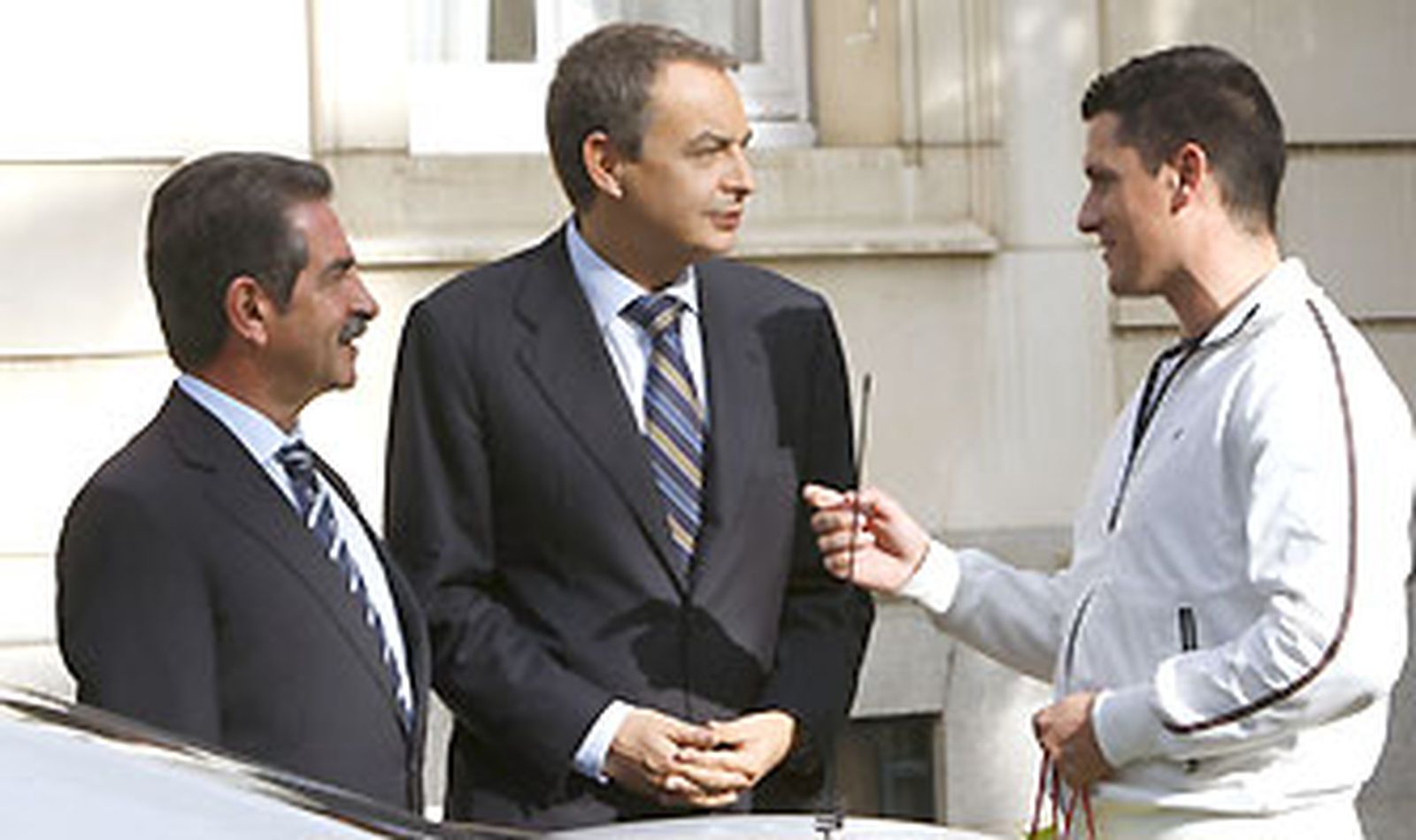 El taxista de Revilla intercambia impresiones con Zapatero sobre la crisis