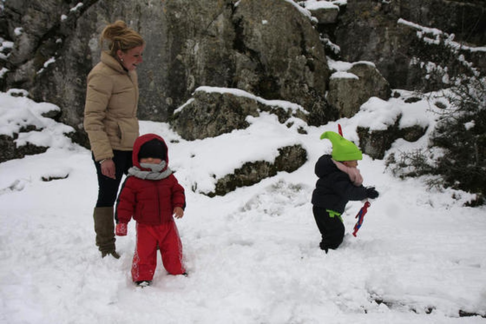 Imágenes del Torcal de Antequera, que presentaba un paisaje totalmente invernal. Los más pequeños disfrutaron de una jornada marcada por el descenso térmico.  Foto: Javier Flores