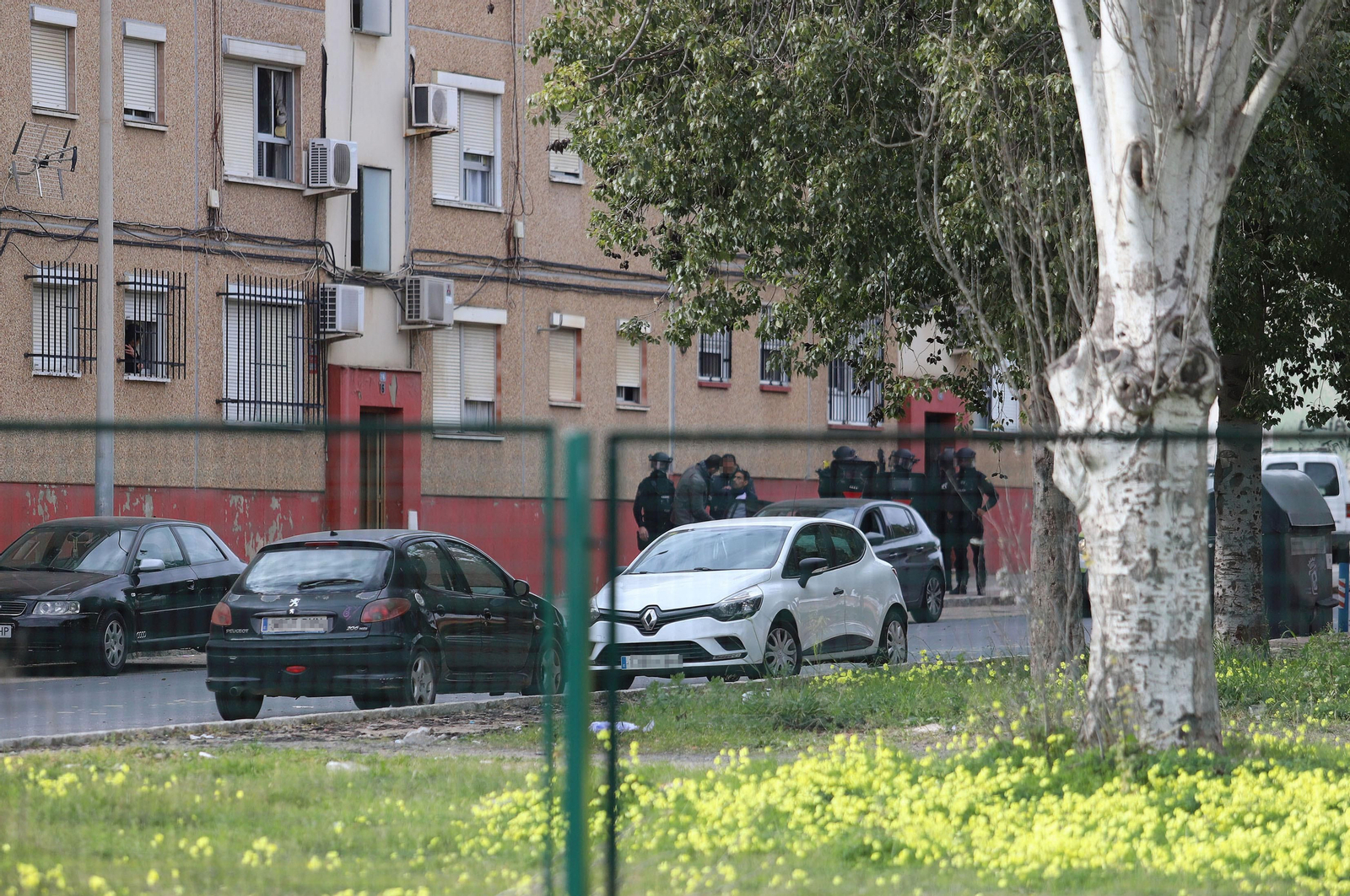 Imágenes del atrincherado que amenazaba con hacer estallar una bombona en el Torrejón, Huelva