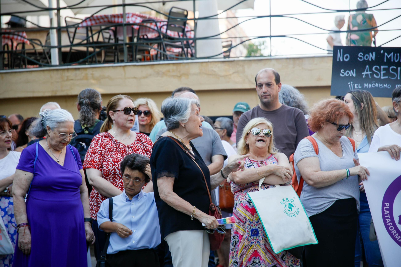 Las imágenes del minuto de silencio en el Mirador de la Rambla por la mujer asesinada en Almería