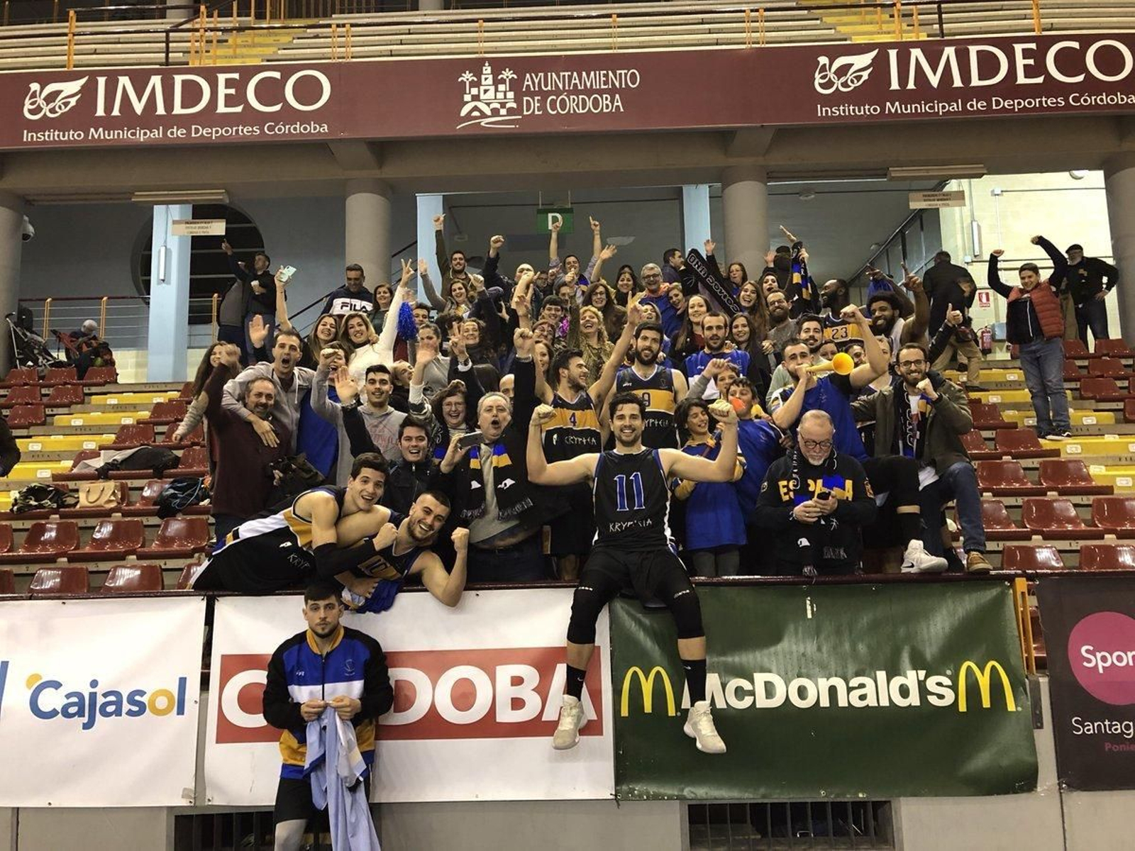 El Krypteia celebra en la grada con la afición su victoria ‘in extremis’ ante el Muser Auto Córdoba, rival directo por la quinta plaza. El Krypteia celebra en la grada con la afición su victoria ‘in extremis’ ante el Muser Auto Córdoba, rival directo por la quinta plaza.