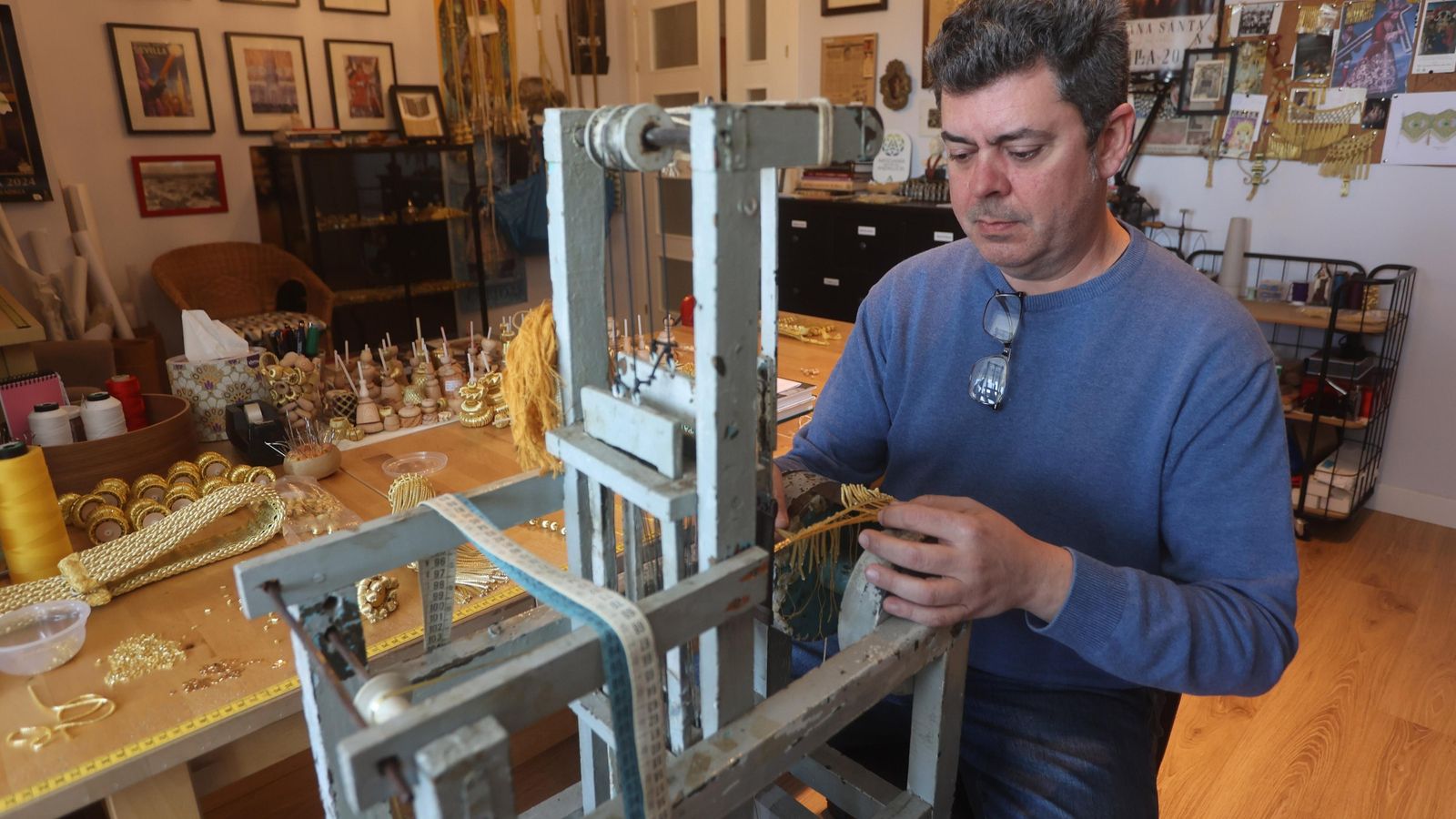 Una de las tejedoras de madera que heredó de su abuelo, Emilio Guzmán.