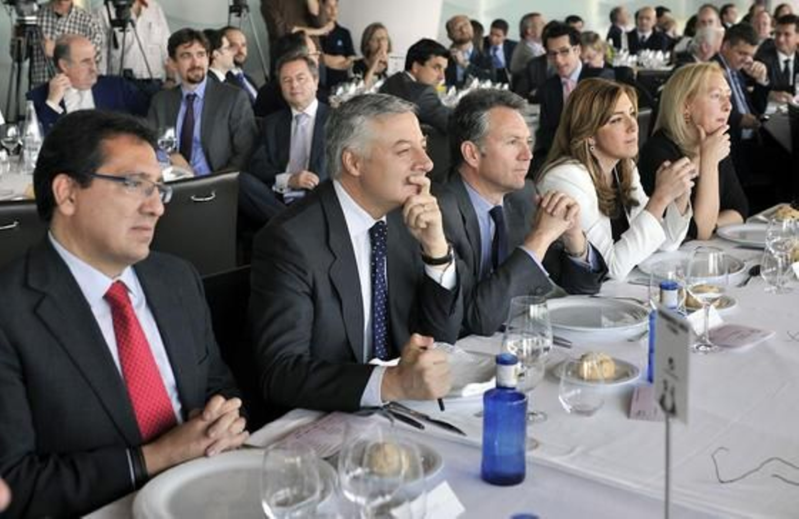 Antonio Pulido, José Blanco, José Joly, Susana Díaz y la presidenta del Parlamento de Andalucía, Fuensanta Coves.

Foto: Juan Carlos Vázquez y Victoria Hidalgo