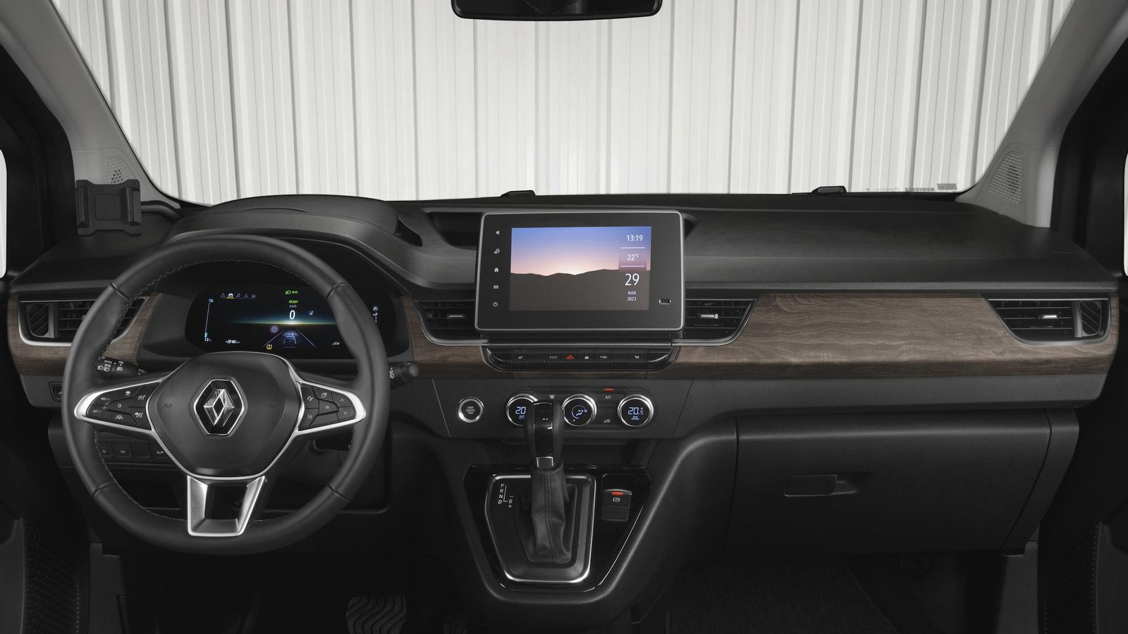 Al igual que Kangoo, el salpicadero tiene un acabado en madera oscura cepillada. En la versión eléctrica una bomba de calor se ocupa de la climatización.