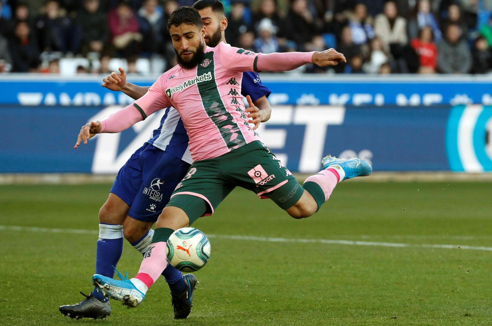 Fekir golpea el balón con la zurda en el duelo ante el Alavés.