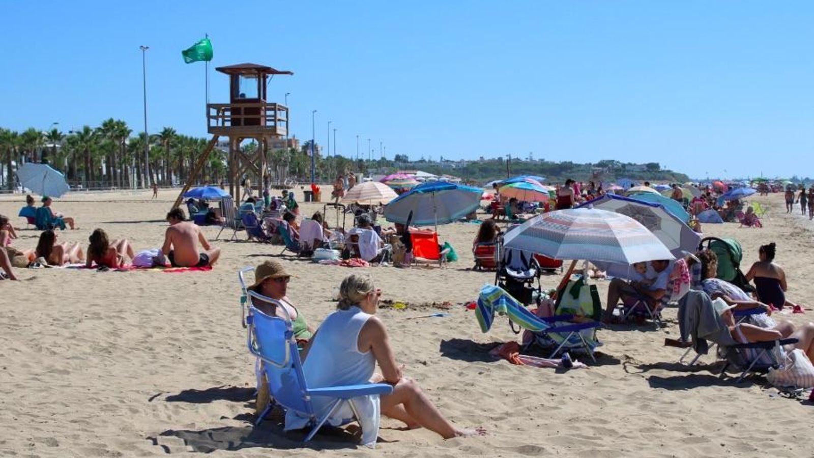 Ambiente en la playa de La Calzada de Sanlúcar a principios de julio.