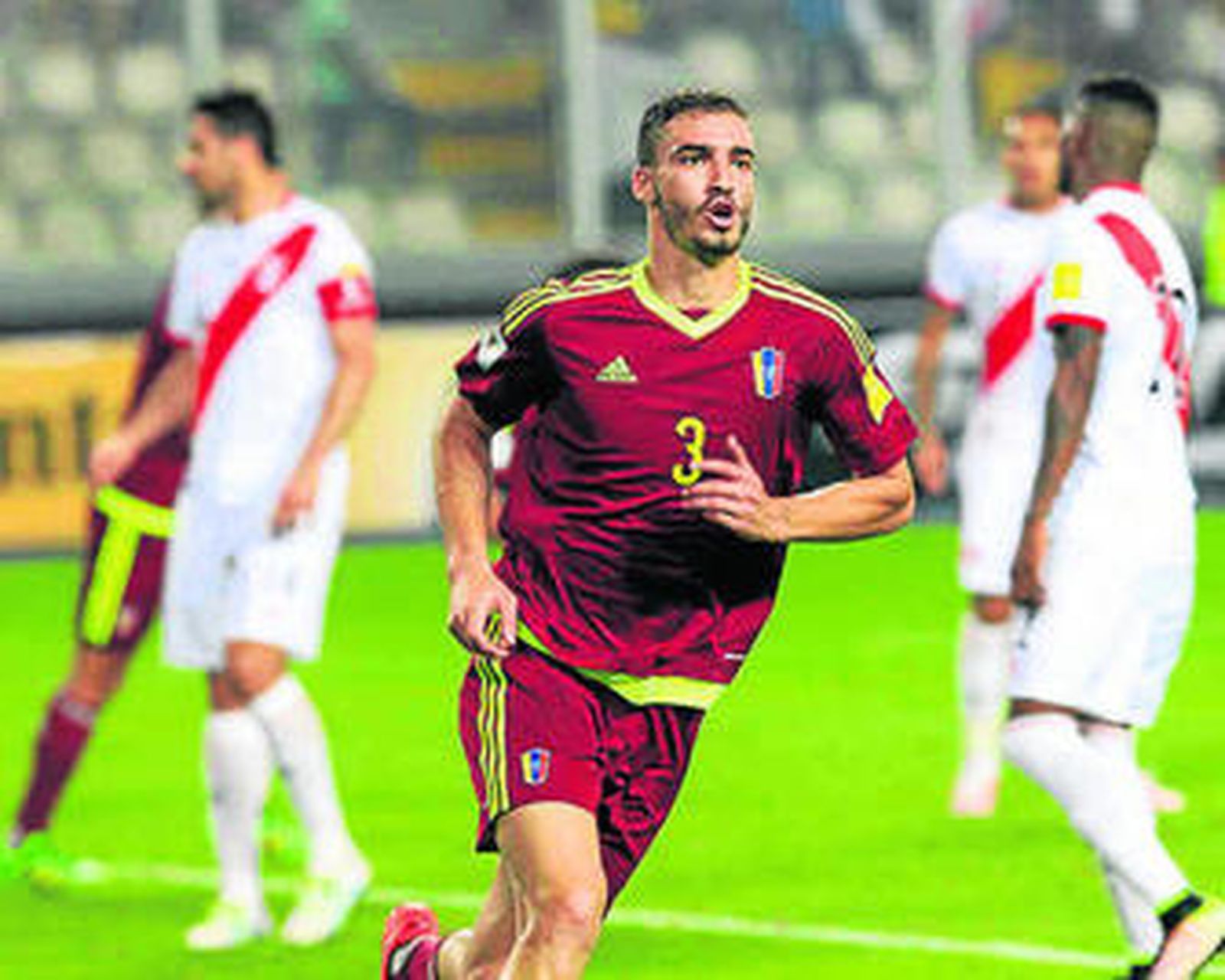 Wegliton posa en su restaurante.