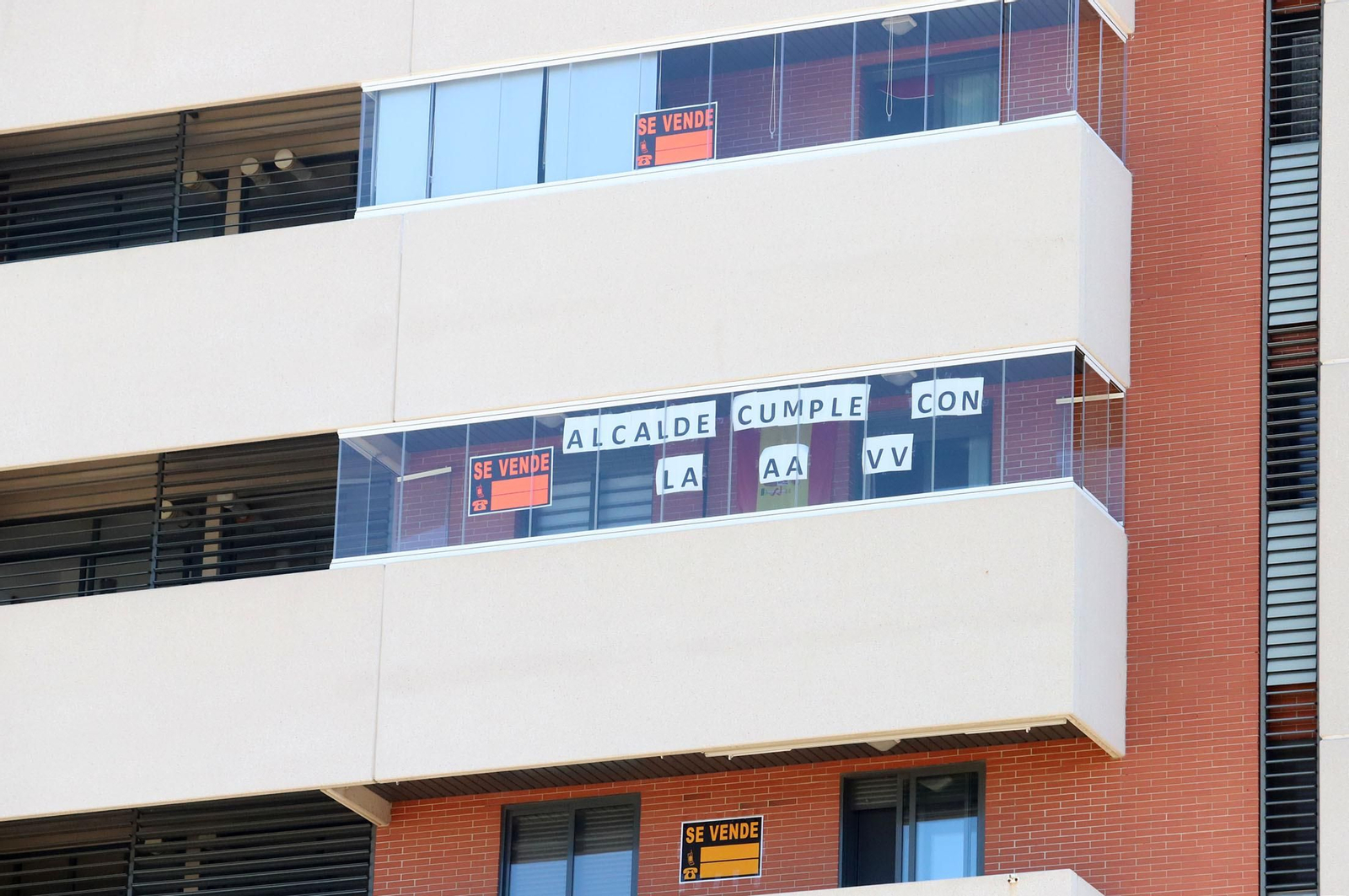Imágenes de la protesta de los vecinos de Marismas del Polvorín por la construcción de un centro para Proyecto Hombre en vez de la sede de la AAVV Yáñez Pinzón