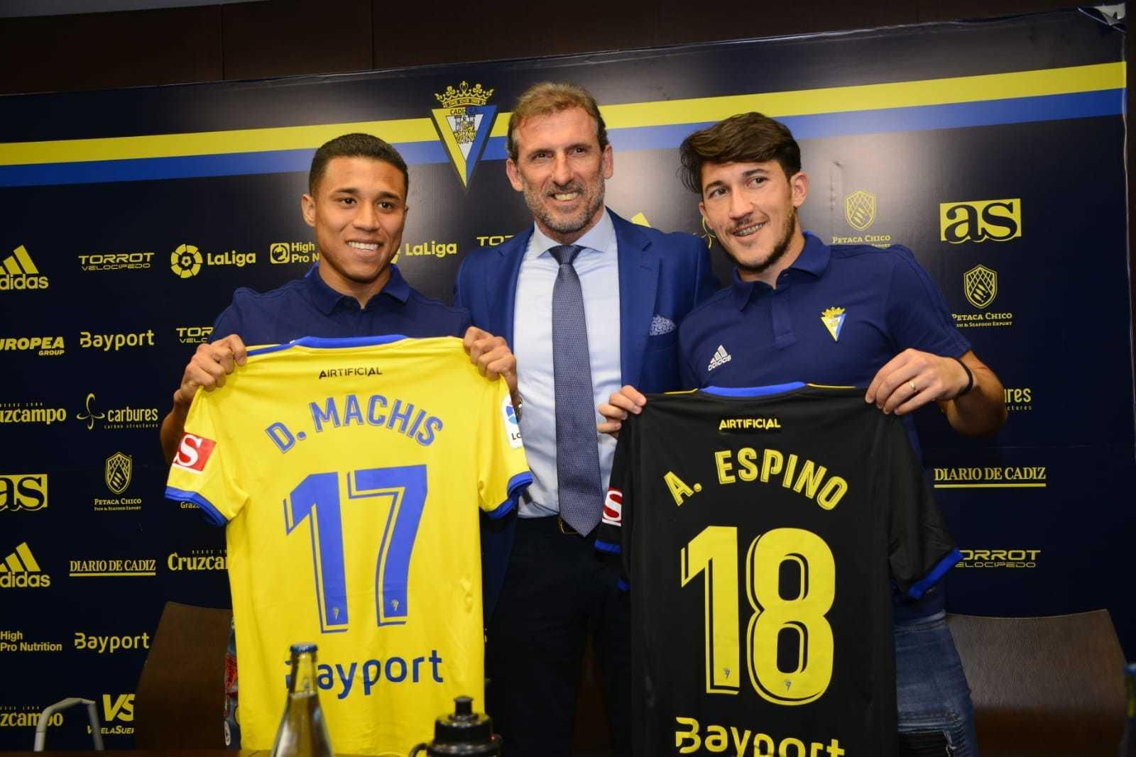 Arias, entre Machís (i) y Espino en la presentación de los dos jugadores.