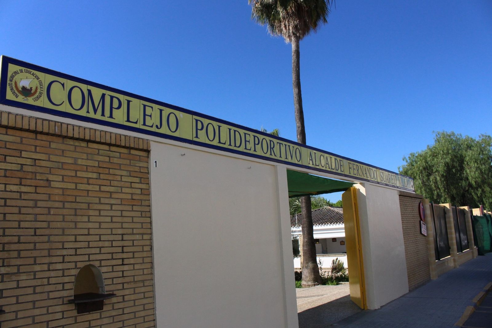 Entrada al complejo deportivo Alcalde Fernando Suárez, de Coria del Río.