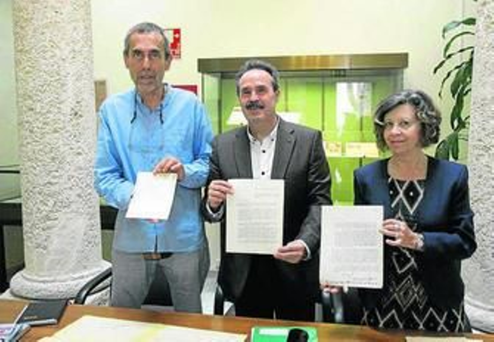 Alfredo Valdivia con José Herrera Plaza y María Luisa Andrés.