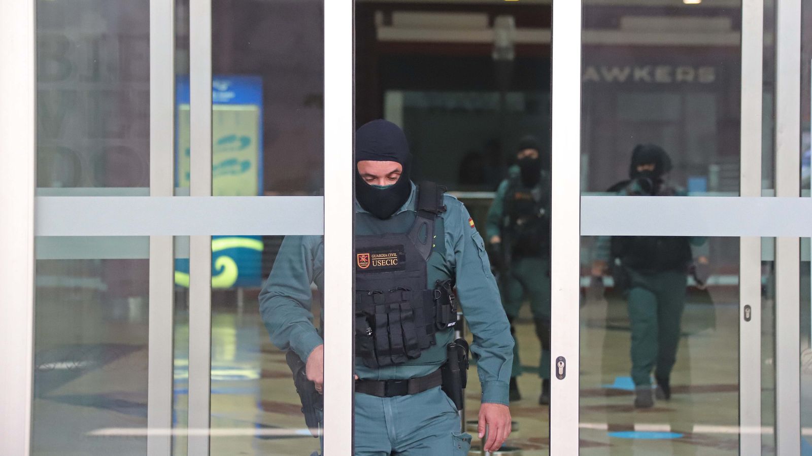 Registro de la Guardia Civil en el centro comercial Puerta Europa en Algeciras