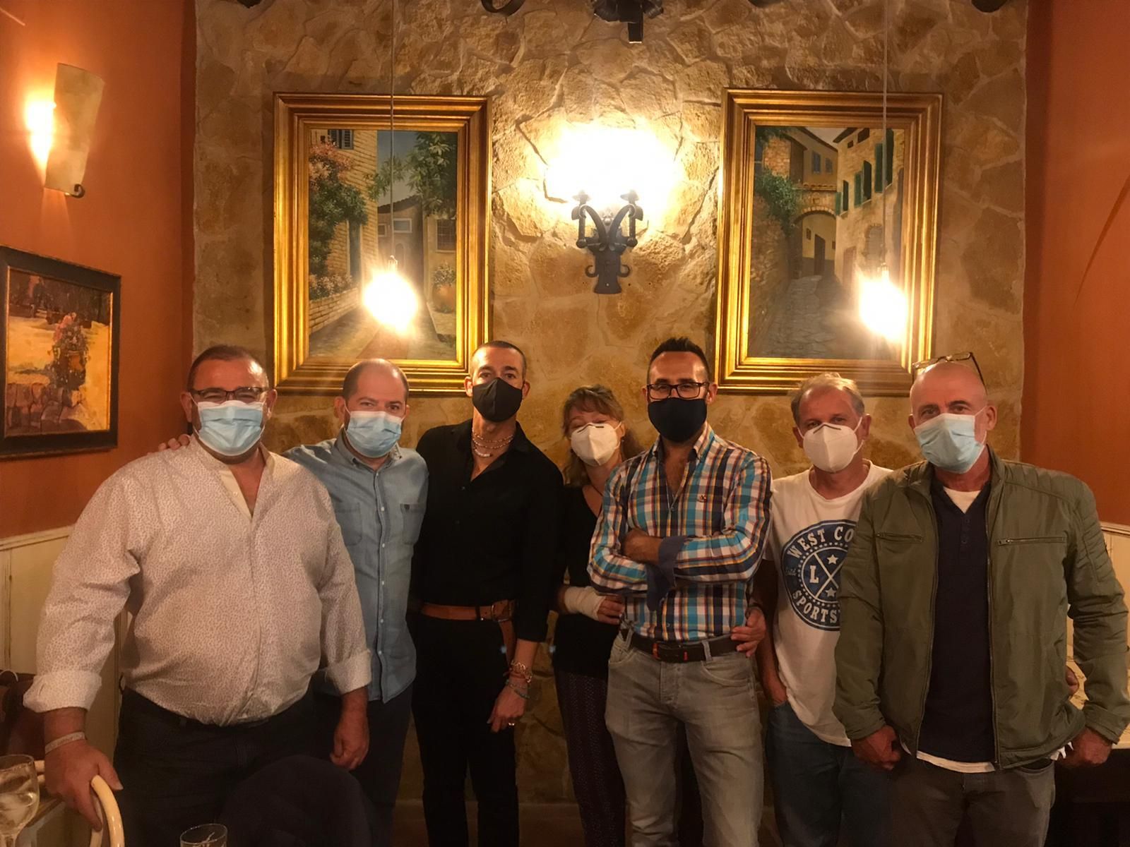 David Calleja, con responsables de la hermandad de La Borriquita.