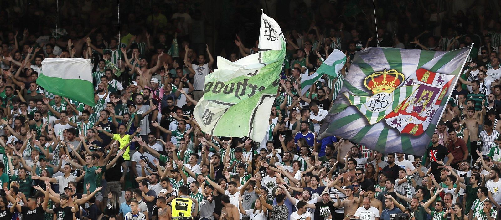 La Grada Gol Sur 1907 anima durante un encuentro.