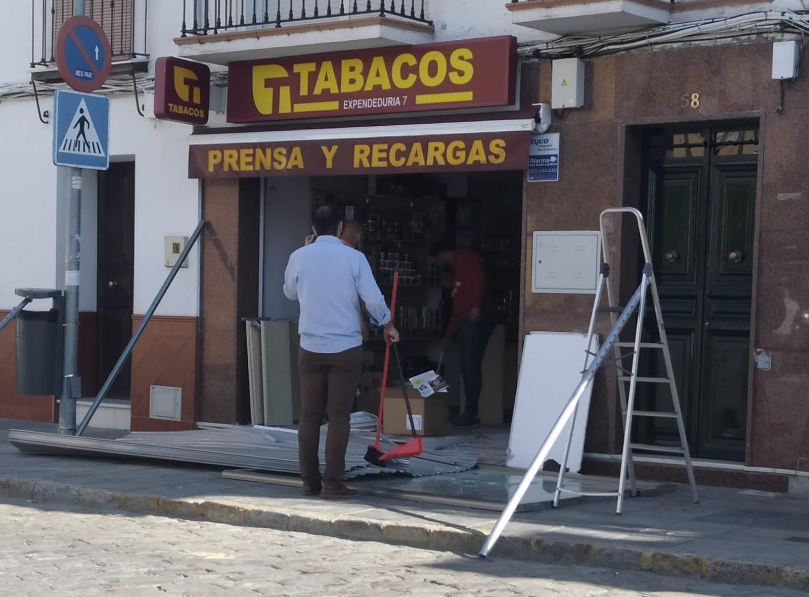 El estanco en el que cometieron el robo, este martes.