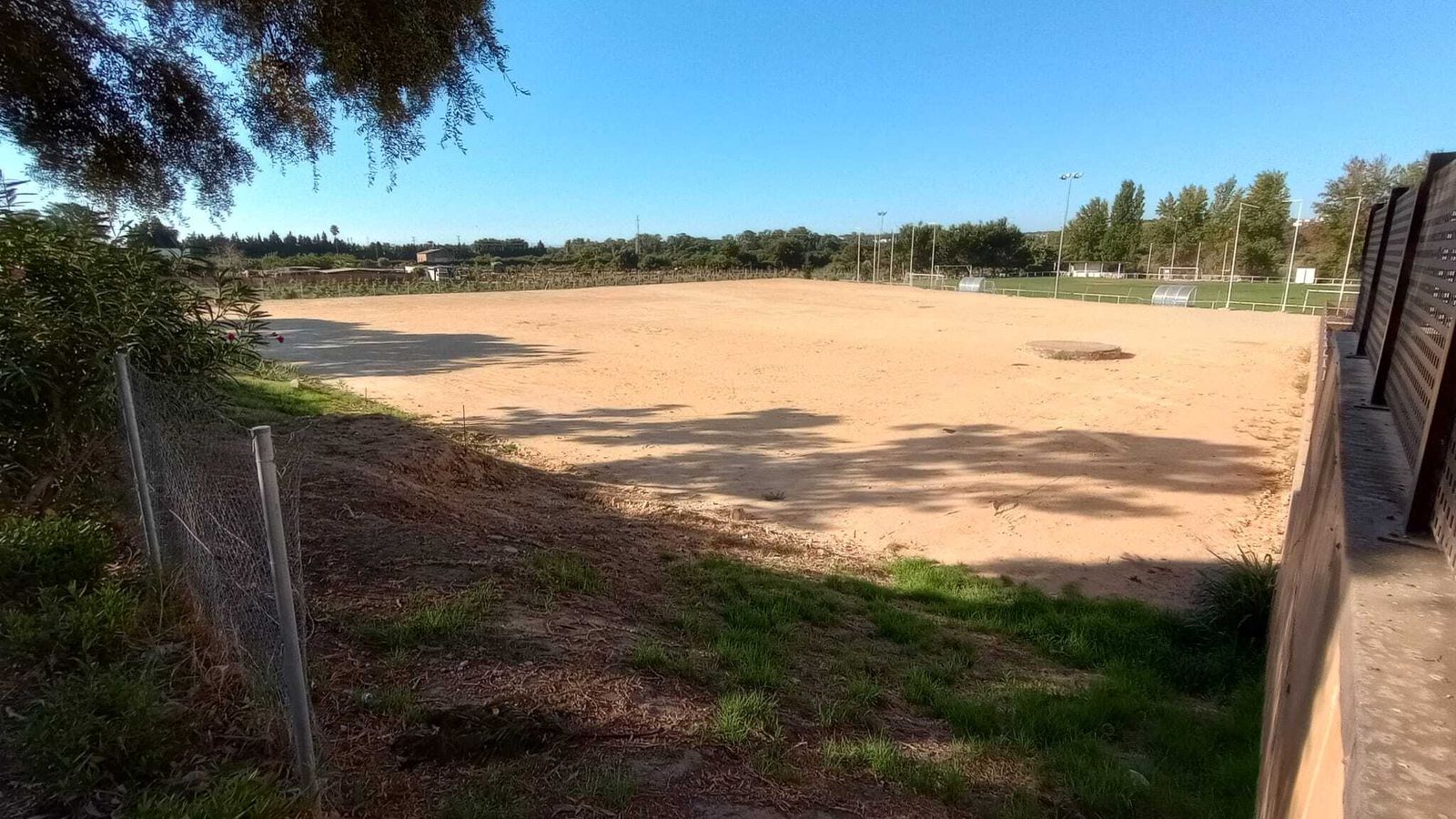 Otra vista del terreno del proyecto, contiguo al centro médico.