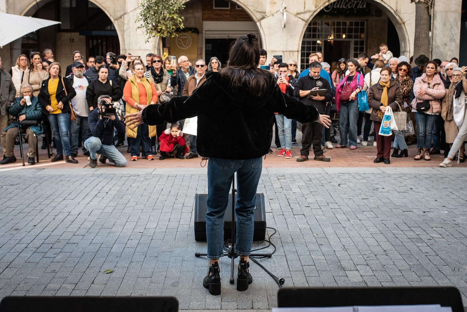 Imágenes de la Zambombá " Sones de Navidad" en la puerta de la Diputación