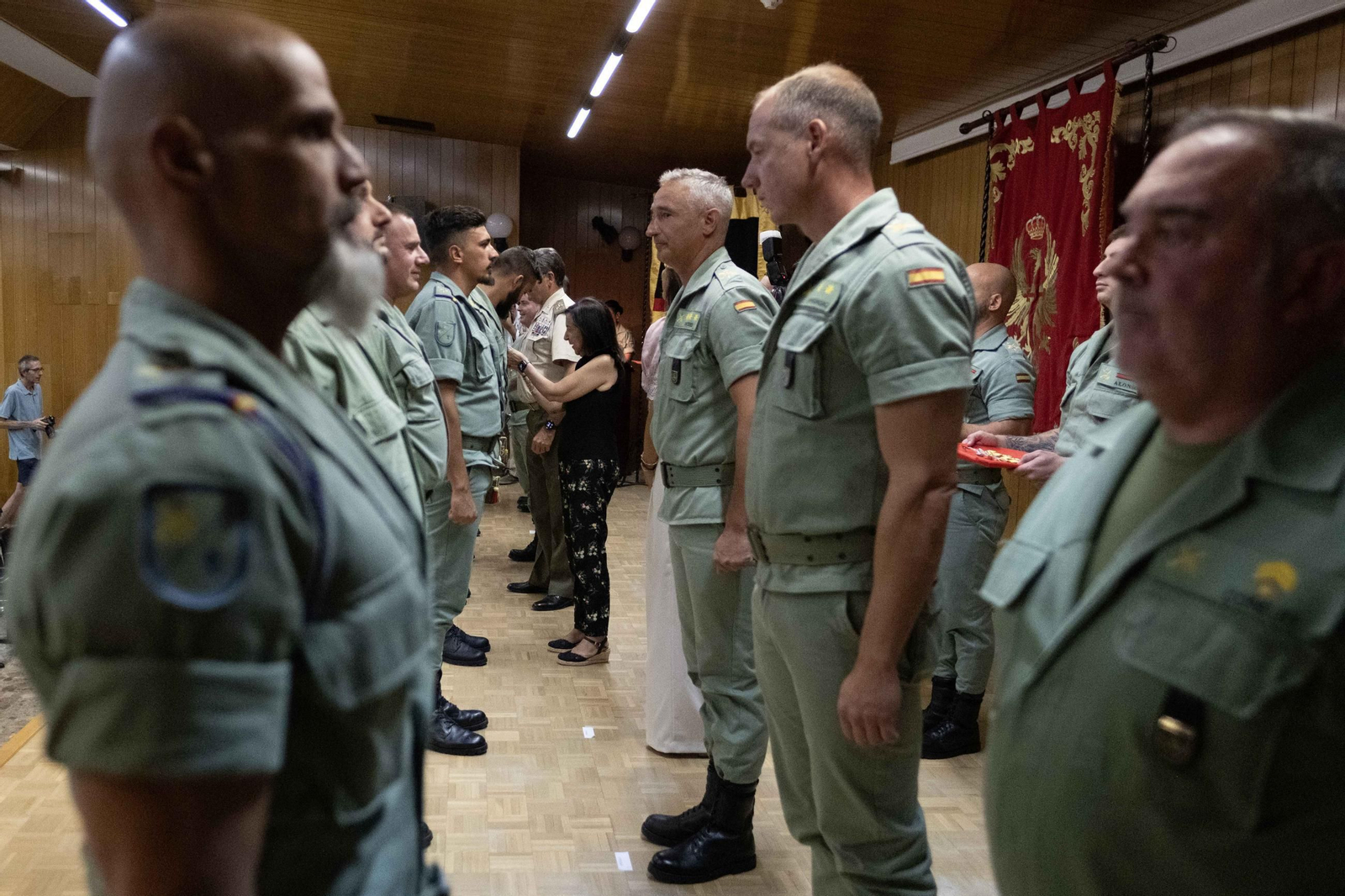 La ministra de Defensa junto a legionarios condecorados.