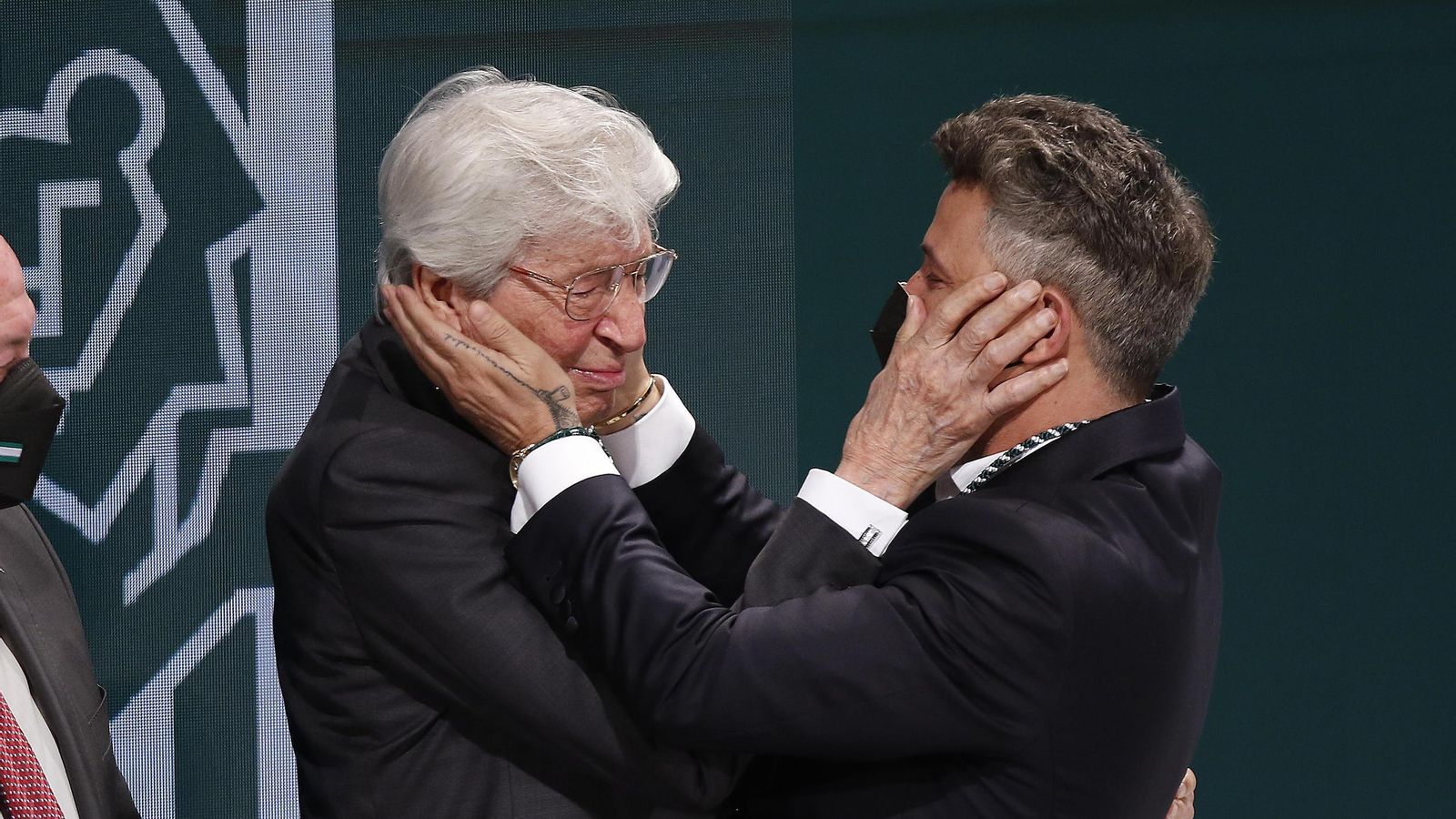 Alejandro Sanz y Manuel Alejandro se saludan tras recibir el reconocimiento de Hijo Predilecto.