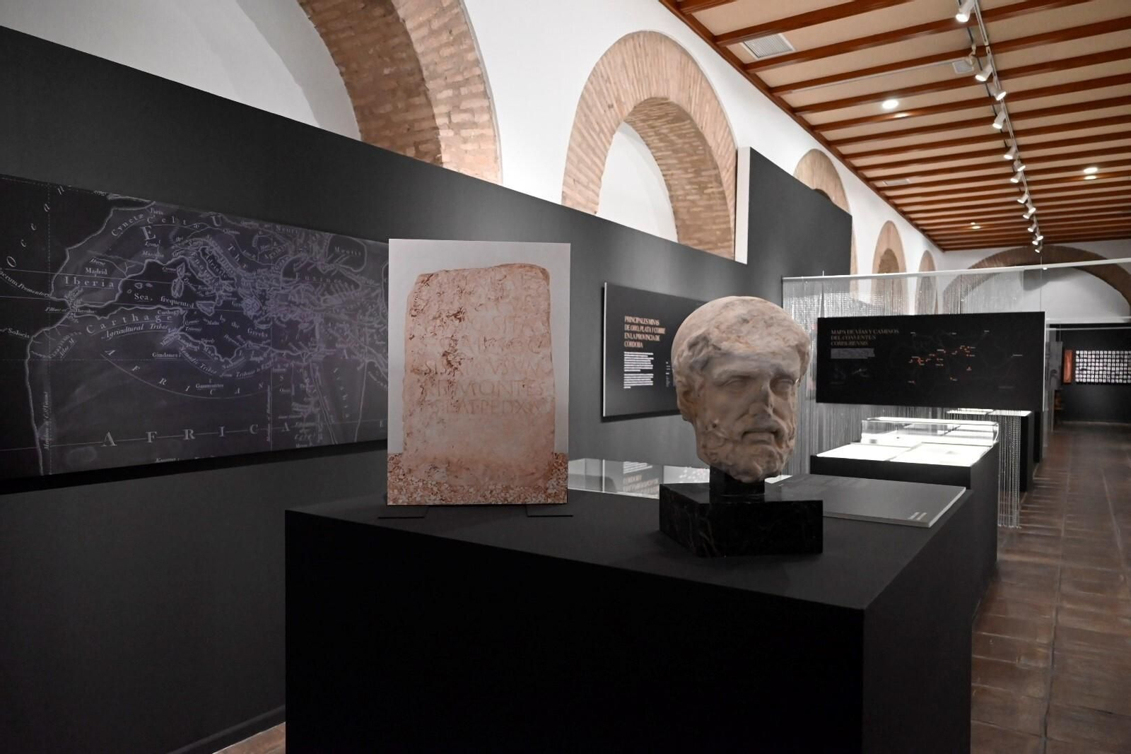 La exposición 'Todo lo que brilla' que recorre la joyería de Córdoba, en imágenes
