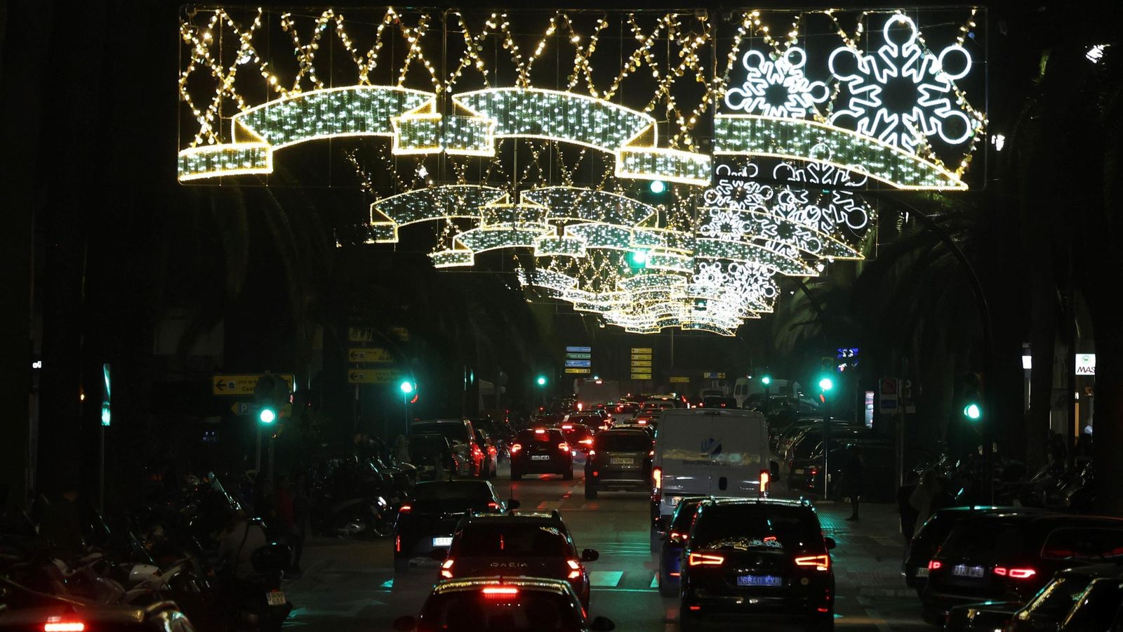 Miles de personas se congregaron para ver el encendido