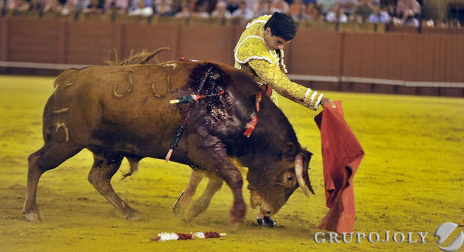 Pablo Aguado, con el primero de la noche.  Fotos: Juan Carlos Vázquez