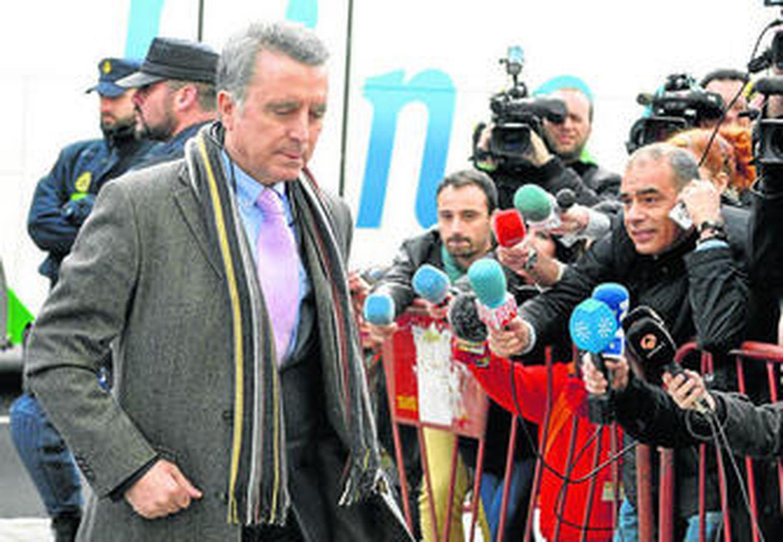 El torero José Ortega Cano llega a los juzgados del edificio Noga durante el juicio por el accidente mortal.