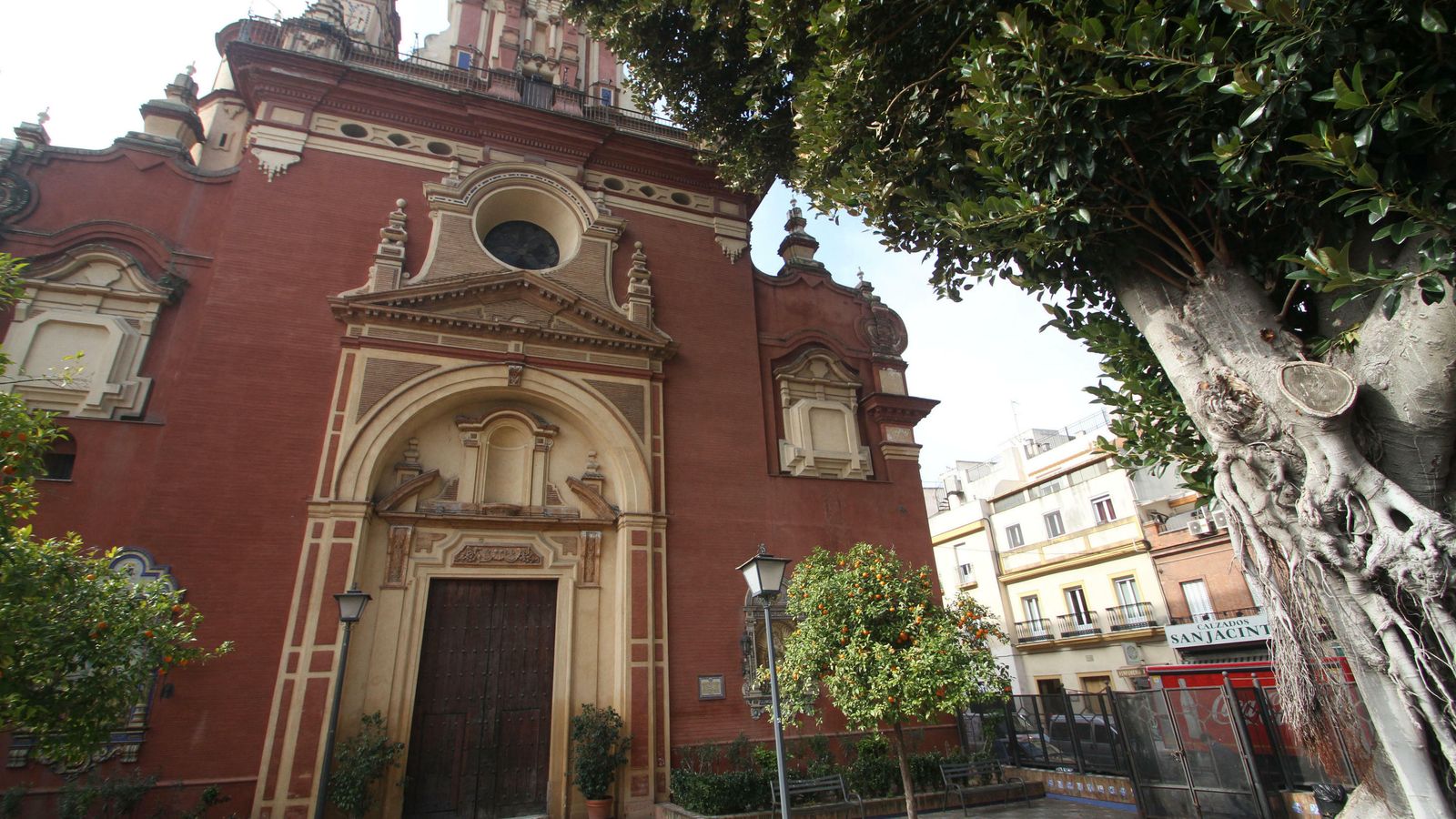 Fachada de la parroquia de San Jacinto.