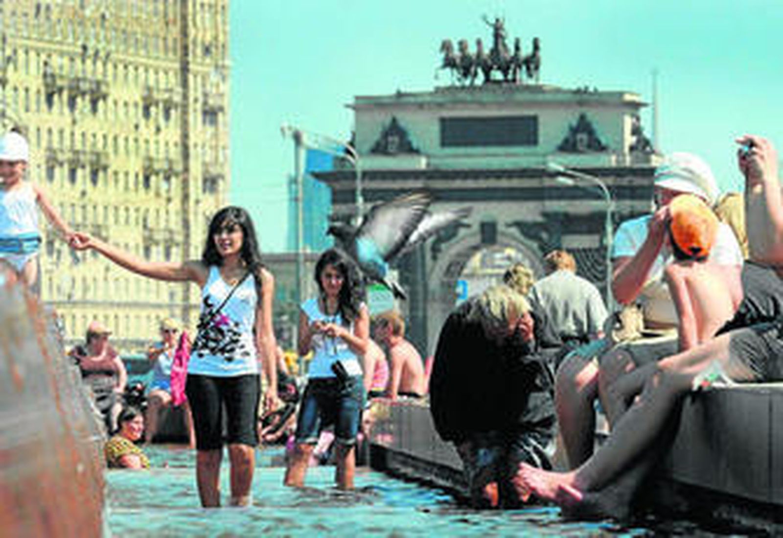 Ciudadanos de la capital buscan refugio en las aguas de las fuentes para mitigar el fuerte calor.