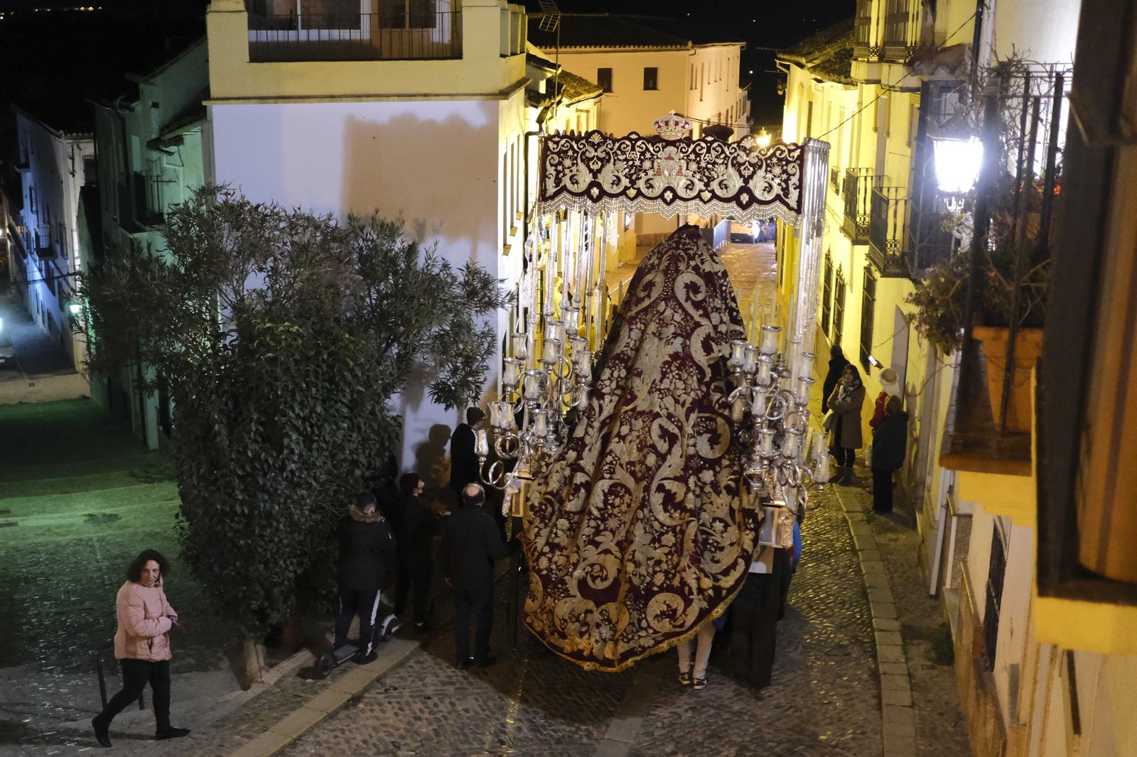 Ensayo de los costaleros de Hermandad de Padre Jesús en su barriada.