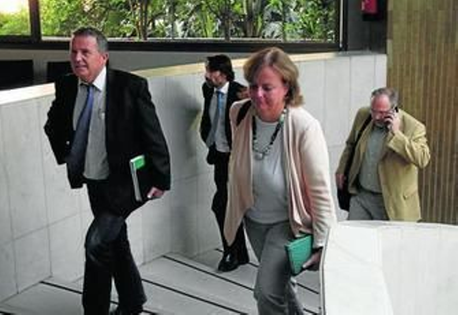 Representantes de la empresa, de los trabajadores y sindicatos, ayer, a su entrada en el hotel sevillano Meliá Lebreros, donde mantuvieron la reunión.