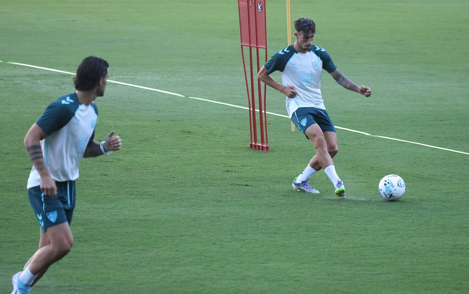 El Málaga CF resguarda a Izan Merino, tocado en su tobillo izquierdo